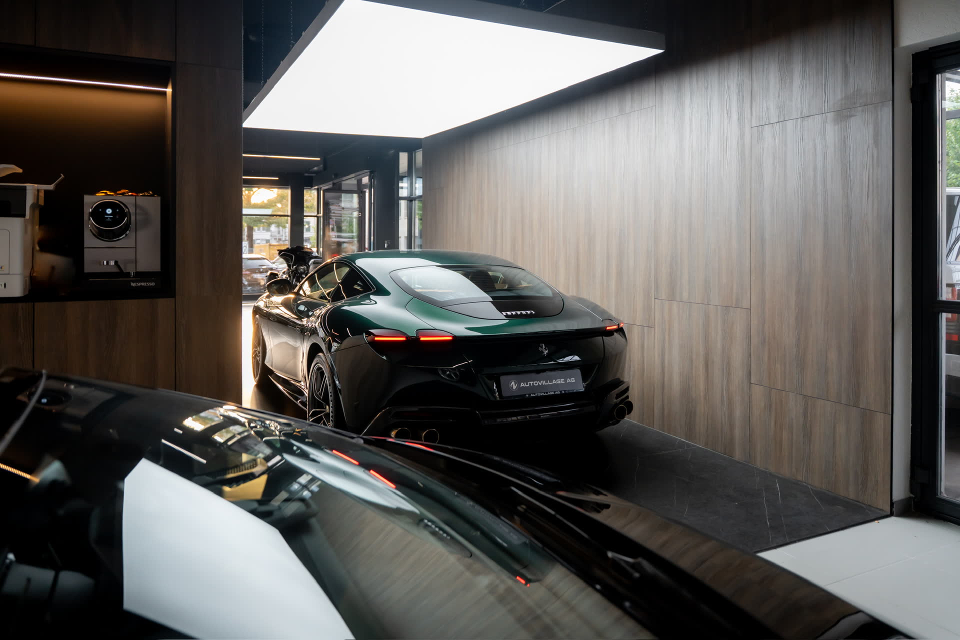 Ferrari unter der Lichtdecke im Showroom