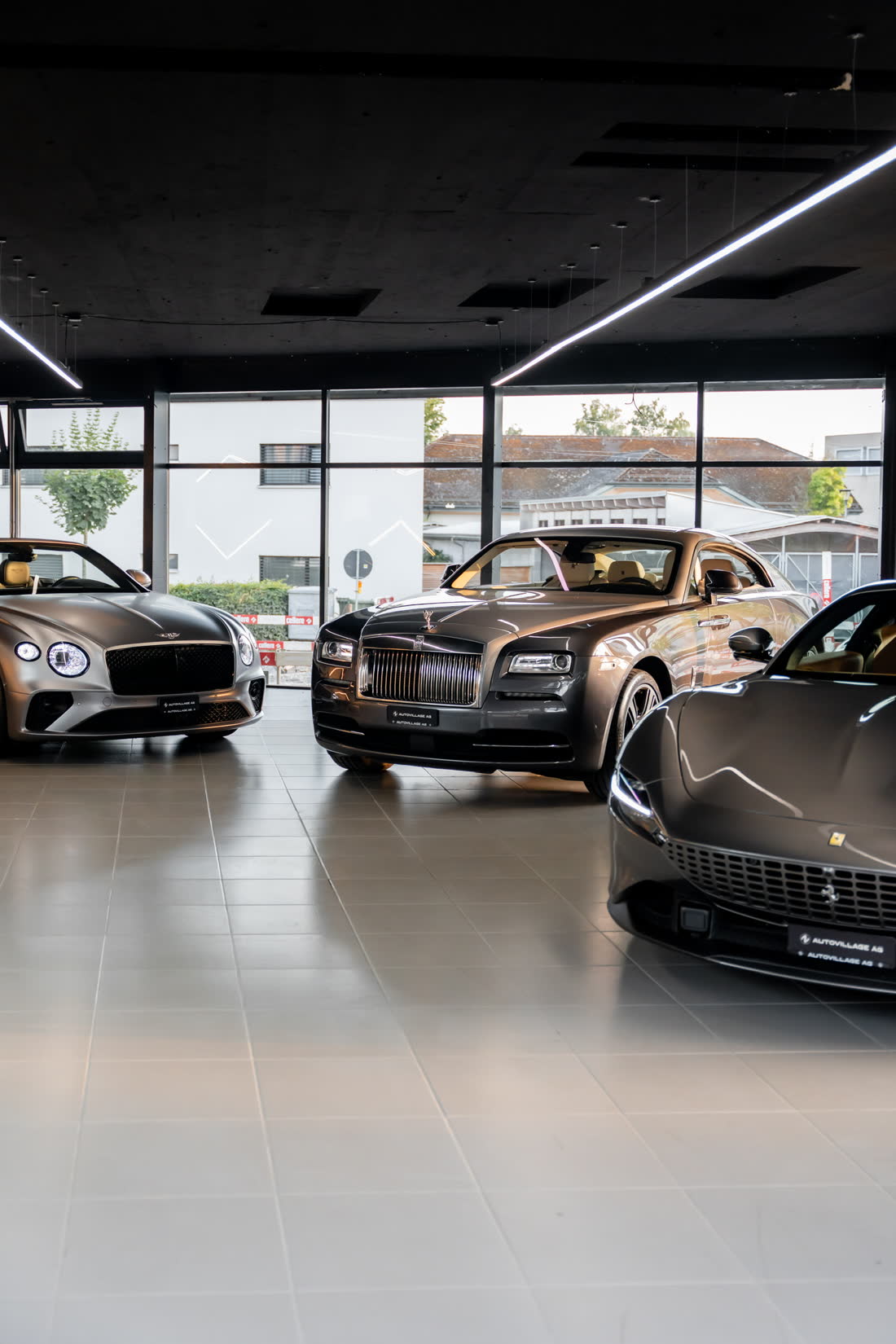 Bentley und Rolls-Royce an der Glasfront